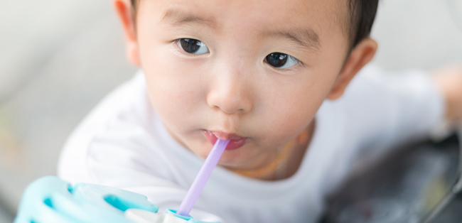 anak sedang minum