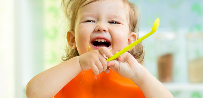 anak sedang makan