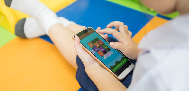 anak menggunakan telepon seluler