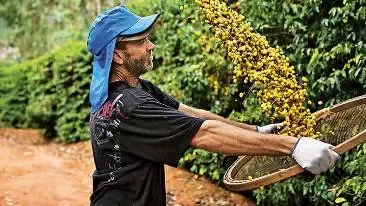 Memenuhi komitmen kami pada komunitas petani kopi