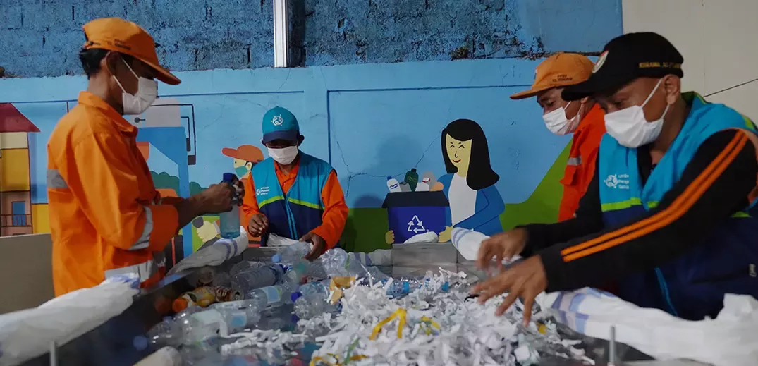 Pemilahan sampah di RPM Kebagusan